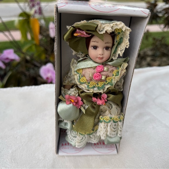 SHOW STOPPERS " LETA " PORCELAIN DOLL NEW AND NRFB 6 INCHES STANDING - Picture 5 of 9